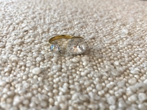 ring grote en kleine steen nat